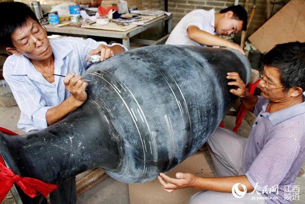 李波生正在给脱胎漆器绘制图案。