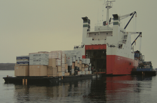 加拿大极北地区大件货物航运装卸