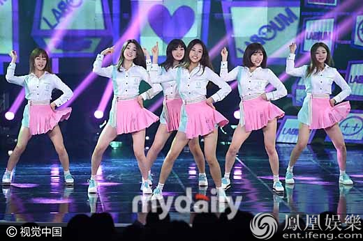 韩国女团穿粉嫩短裙热舞 裙角飞扬险走光_娱乐频道_凤凰网