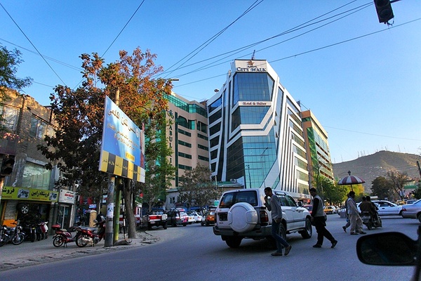 喀布尔国际机场离市中心也就5公里路,一打听获知如果在机场内打的