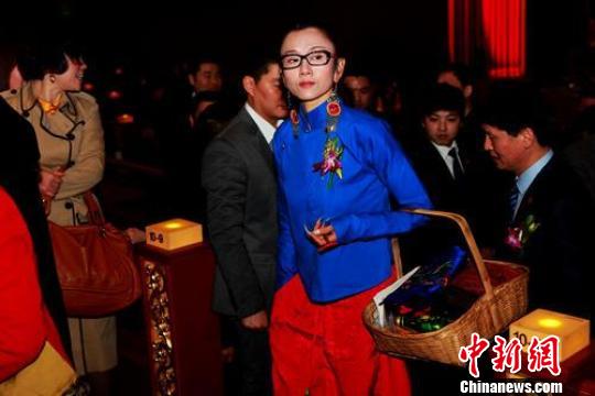 3月16日，杨丽萍手拎“菜篮”到苏州参加活动。　李克祥　摄