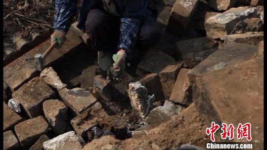 罗女士提供的视频中显示的施工工人在砸老城砖