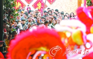　　2月6日元宵节，沥滘村卫氏大宗祠外的舞狮表演（资料图片）。 记者苏俊杰 摄