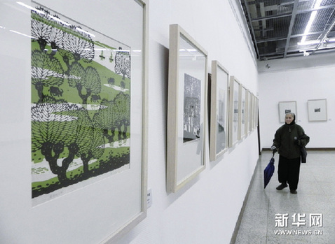 3月8日，观众在中国美术学院美术馆里观看版画作品。新华网图片 龙巍 摄