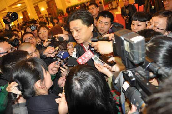 崔永元被记者“围追堵截”。