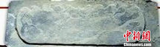 图为墓石中特殊的“火焰纹”图案。　陕西省文物局　摄