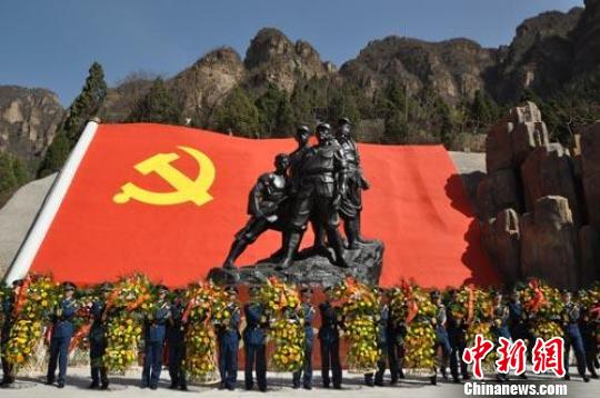 14日，狼牙山五勇士铜像揭幕，解放军官兵敬献花篮。　吕子豪　摄