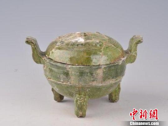 图为现场出土的文物。　陕西省文物局　摄