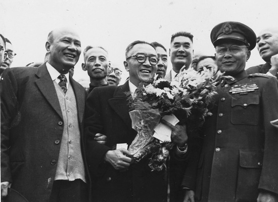 1952年11月19日，胡适（捧花者）自美返台，受到盛大欢迎，白崇禧（左一）、何应钦（右一）等到松山机场接机。早在1930年代，建设广西那段时期，白崇禧与胡适已经结识。