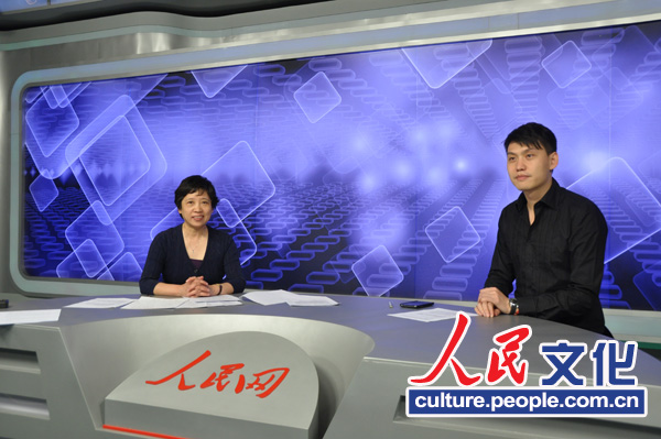 北京出版集团党委书记、董事长钟制宪（左）与主持人交流。（记者许心怡摄）