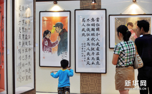 4月24日，长沙市民在雷锋纪念馆内欣赏雷锋主题书画展。新华网图片 龙弘涛 摄