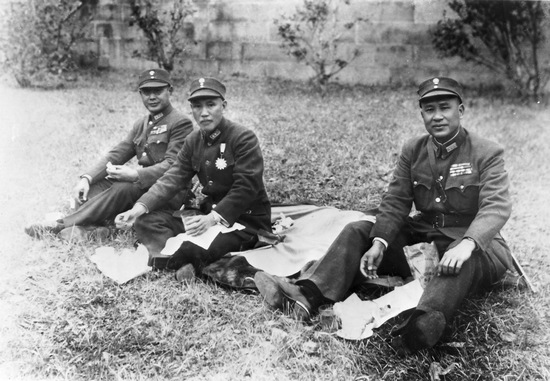 1946年2月18日，蒋介石率领国民党军队全体高级将领赴南京中山陵谒陵。随即到灵谷寺，蒋介石（中）与参谋总长何应钦（左）、副参谋总长白崇禧（右）席地而坐，共进野餐。