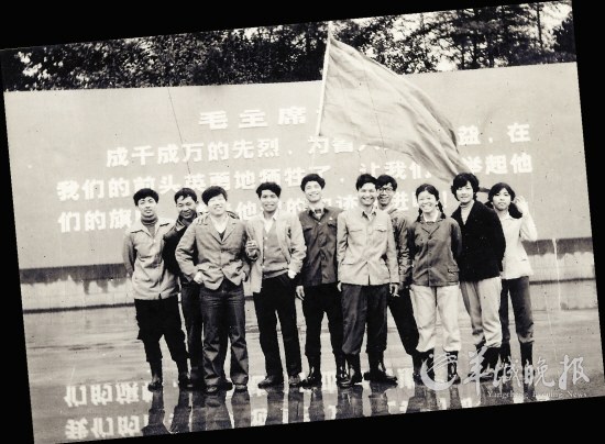 1982年，广州合金钢厂一群“炼过钢”的青年人参加厂团委组织的一次扫墓活动　　（照片由李继红提供）