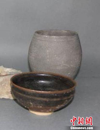 图为出土的随葬灰陶罐、酱釉瓷碗等器物。 马可房 摄
