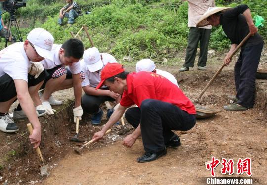 志愿者在考古人员的指导下进行发掘清理考古工地　邓霞　摄