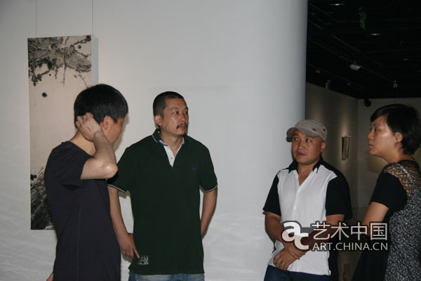 艺术家王鉴为（左二）、安海峰（右三）与来宾交流