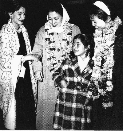王昆（左二）访问印度期间与印度舞蹈家拉哈曼女士（左一）在一起。
