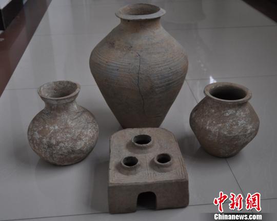 图为发现的陶器。　凤翔县文物旅游局　摄