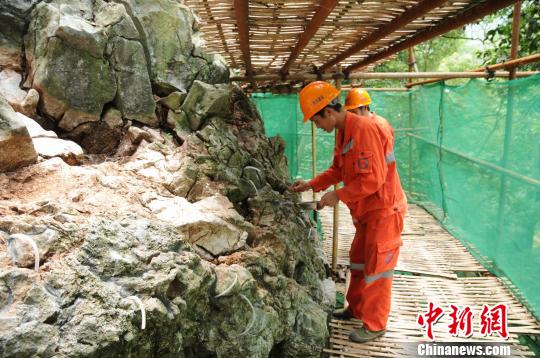 飞来峰危岩“插管”注入清浆进行威严加固。　沈兰　摄