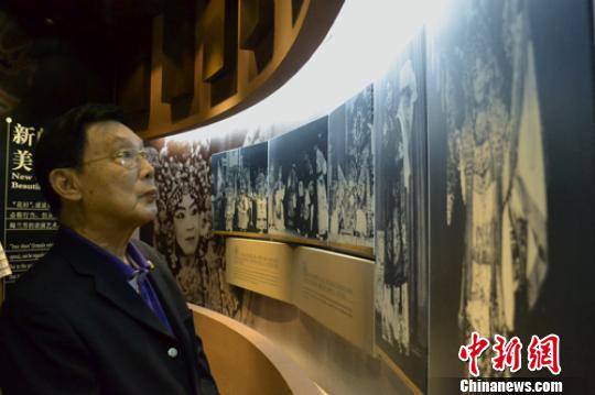 张绪武在梅兰芳纪念馆参观了解艺术大师梅兰芳生平事迹。　周胜涛　摄