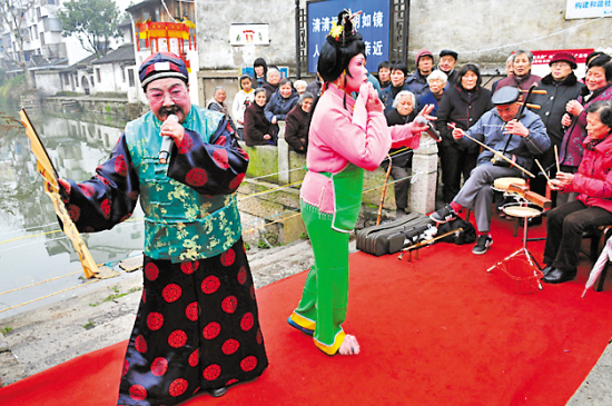 　　颇具专业水准的绍剧老票友们在蕺山路历史老街上的表演