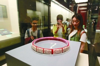 观众参观故宫博物院藏品——白玉龙蚊玉带