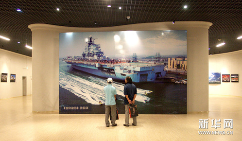 9月5日，观众在“走进滨海”旅游摄影作品展上参观。新华网图片 王青岩 摄