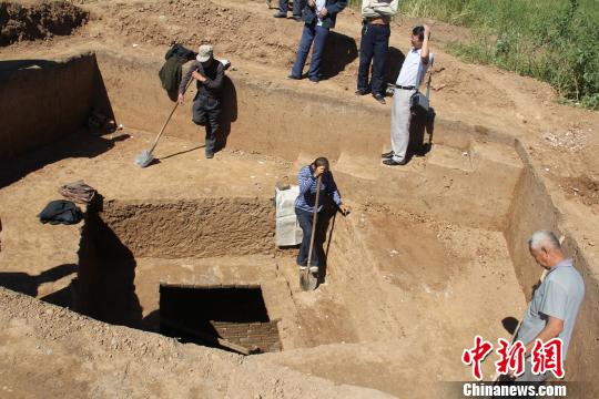 图为磁县讲武城镇双庙村古墓群发掘现场　庞帅　摄