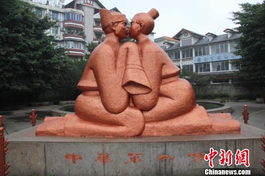 雅安街头焕然一新的“中华第一吻”雕塑。　王建明　摄