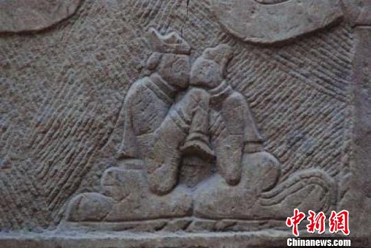 雅安出土的汉代石棺中中华第一吻原图（局部）。　王建明　摄