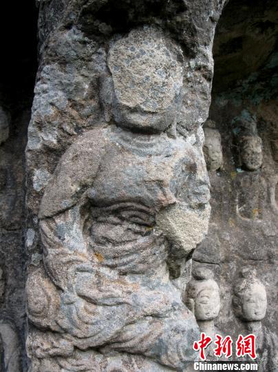 摩崖石刻的一尊佛像面部已模糊不清　张帆　摄