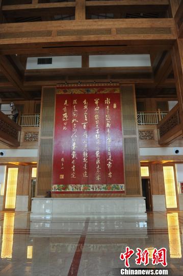 赵本山亲笔题字的屏风摆在大舞台入口处　崔颜峰　摄