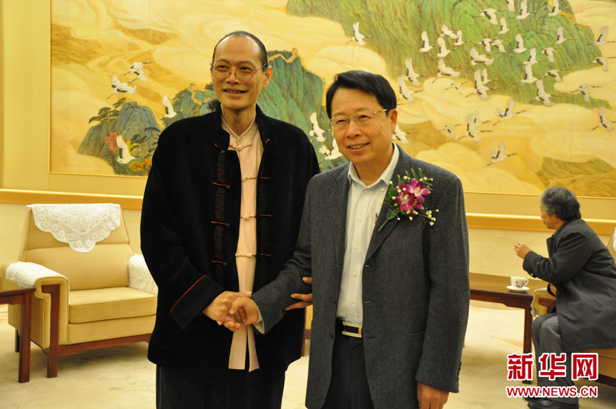 图片说明：中共中央统战部副部长陈喜庆与著名画家董希源亲切交流。