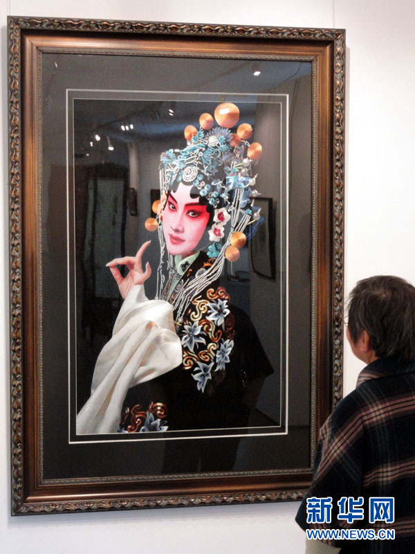 11月10日，参观者在苏州美术馆欣赏濮凤娟的刺绣作品《花旦》。