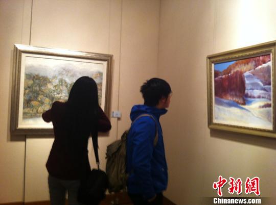 图为观众参观“画忆江南 第二届中国长三角名家邀请展”。　许婧　摄