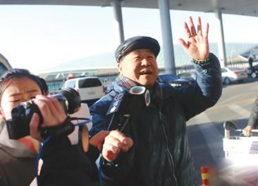 　　12月5日，北京，莫言在首都机场接受媒体采访。