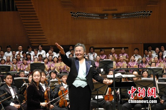 女指挥家郑小瑛"获2012中华文化人物"提名