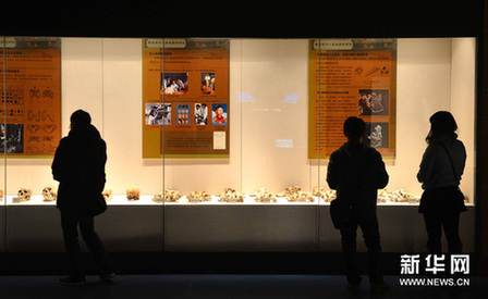 12月13日，观众在山东博物馆观看山东地区考古成就展。新华网图片 徐速绘 摄