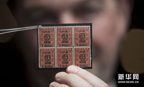 1月8日，邮票专家尼尔·格兰杰在展示1897年红印花加盖3分大字当壹圆六方连票，估价250万至300万港元。新华网图片 吕小炜 摄