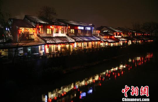 图为京杭大运河杭州段拱宸桥景区夜景。　李晨韵　摄
