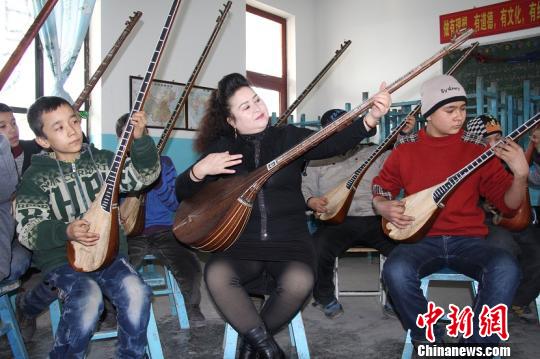 学生一起练习独特民族乐器。　王建强　摄