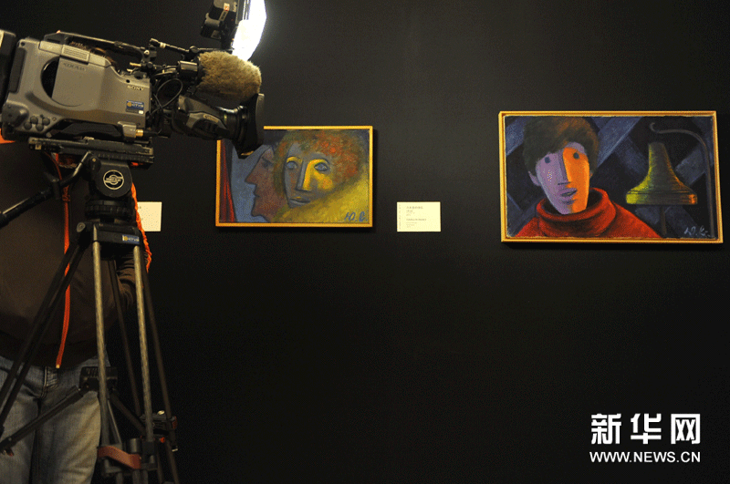 1月5日，一名摄像记者在拍摄展出的绘画作品。