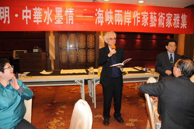 中国书法家协会名誉主席沈鹏在海峡两岸作家艺术家雅集上吟诗。