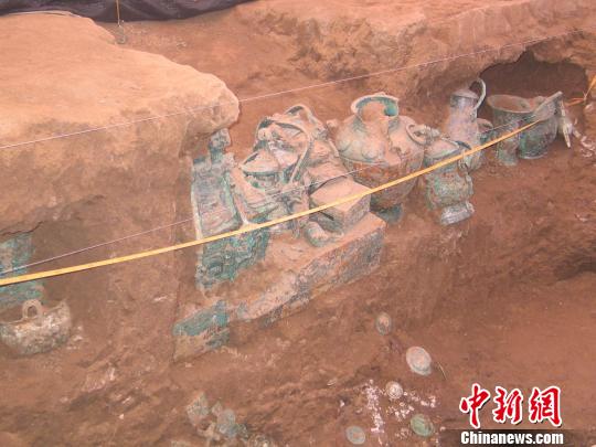 图为西周早期贵族墓葬进行考古发掘时的场景。　记者 冽玮　摄