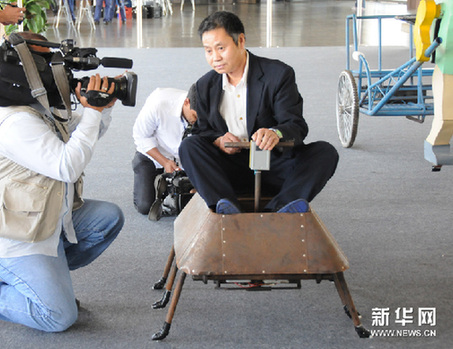 2月4日，在巴西城市巴西利亚举行的《农民达芬奇》展览上，来自北京通州区的农民发明家吴玉禄向媒体演示自己制造的机器人。新华网图片 刘彤 摄