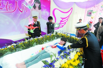 12市民躺进棺材体验死亡