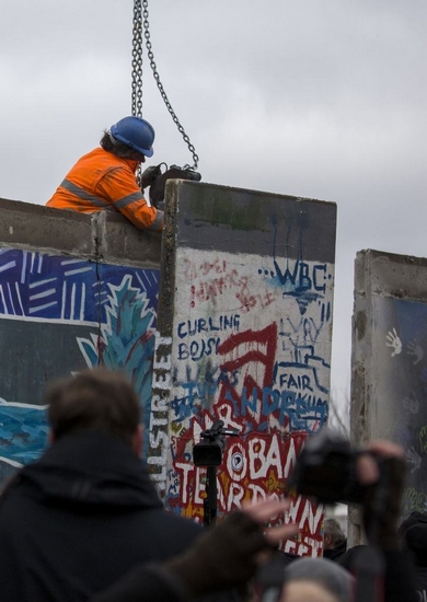 3月1日,一名工人正在拆除柏林墙.