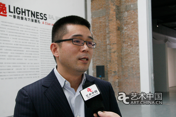 蜂巢当代艺术中心馆长夏季风接受艺术中国记者的采访