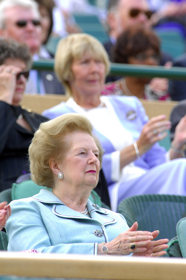 虽然撒切尔夫人背负着使英国足球一蹶不振的恶名，但她在生活中却非常热爱网球、台球与马术。图为2007年7月7日，撒切尔夫人现场观看大威和巴托丽的温网女单决赛。 Osports 资料