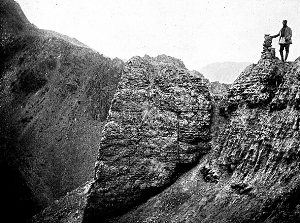 　　斯坦因拍摄的公主堡残墙(左)。今天的公主堡残墙风化得很厉害，当年照片中人所站立的地方极险峻，不宜攀爬停留(右)。